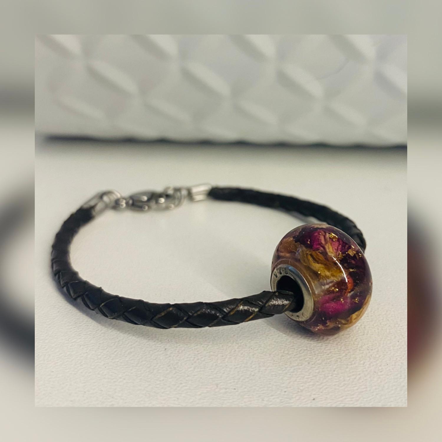 Perle mit Lederarmband