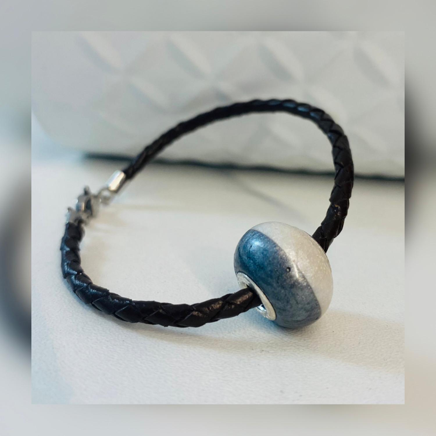Perle mit Lederarmband